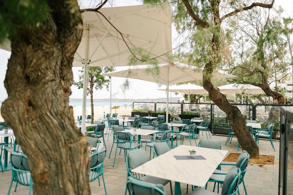 Petit-déjeuner Kyrat: Corporativa avec vue sur mer et plage.