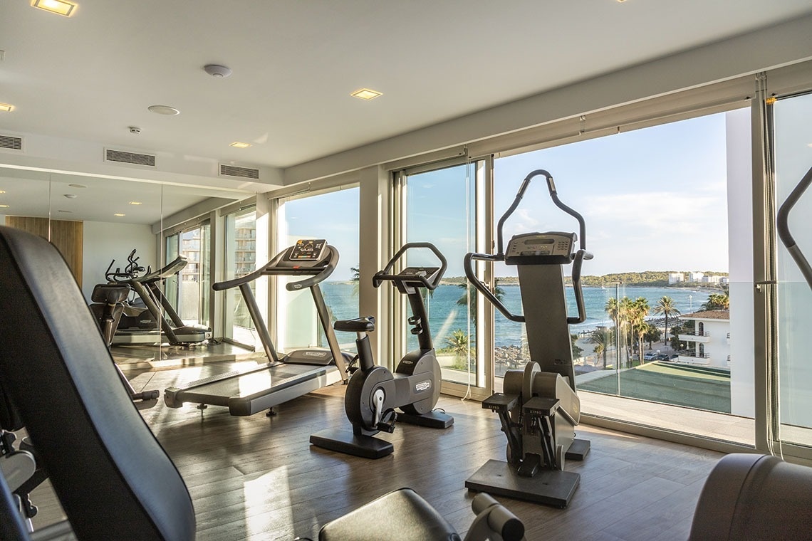 una bebida roja con una pajita en la playa