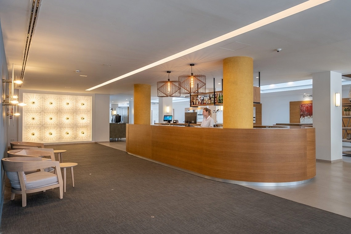 une piscine entourée de chaises longues et d' un bar