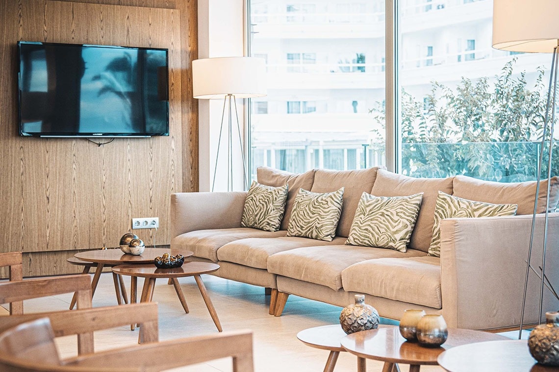 una bebida roja con una pajita en la playa