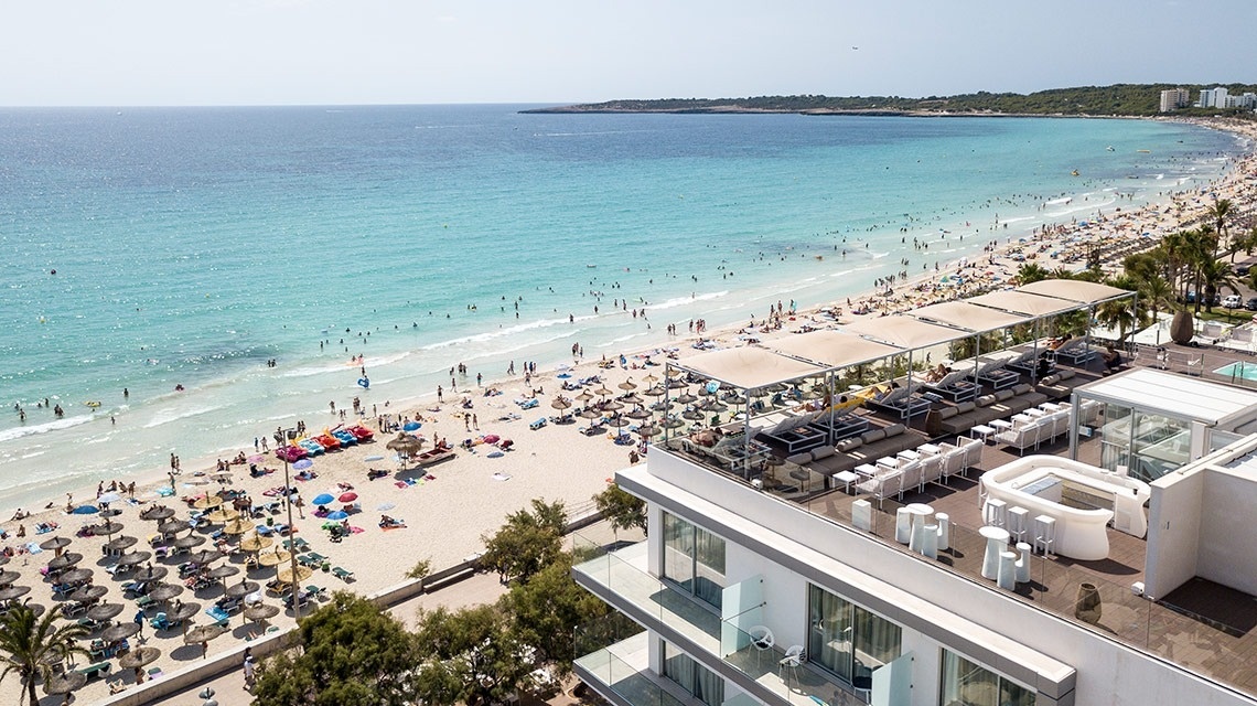 una vista aérea de una playa llena de gente