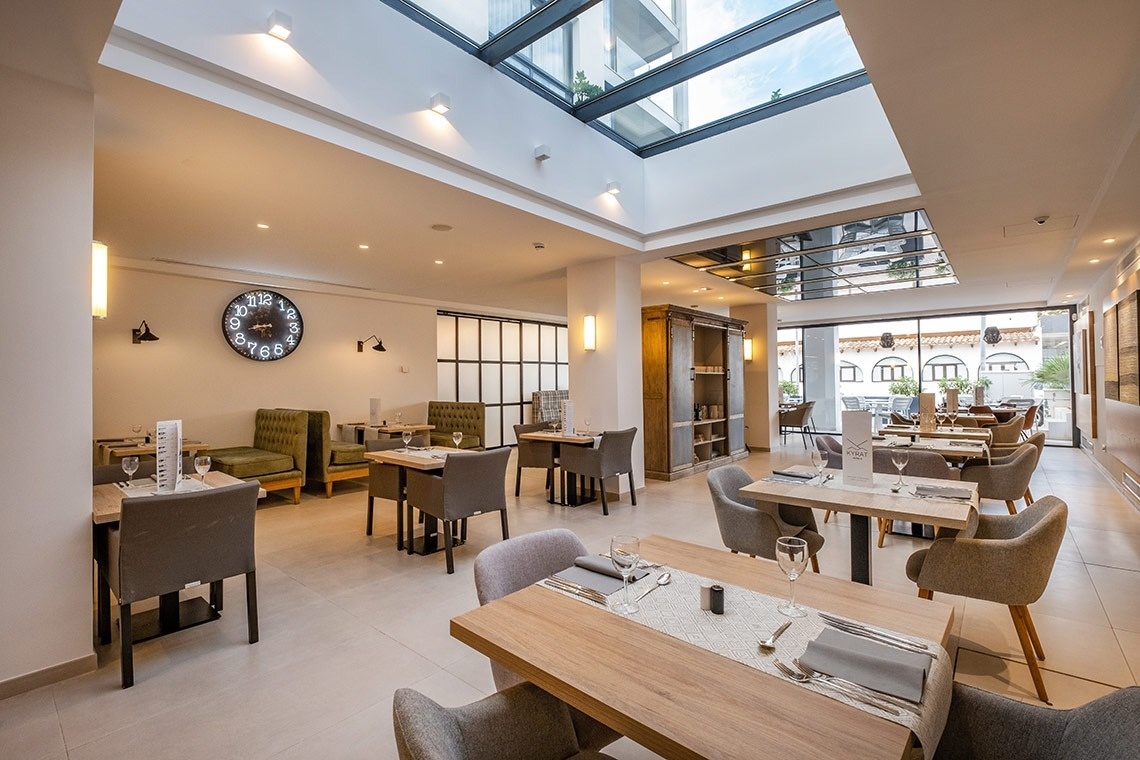 une piscine entourée de chaises longues et d' un bar