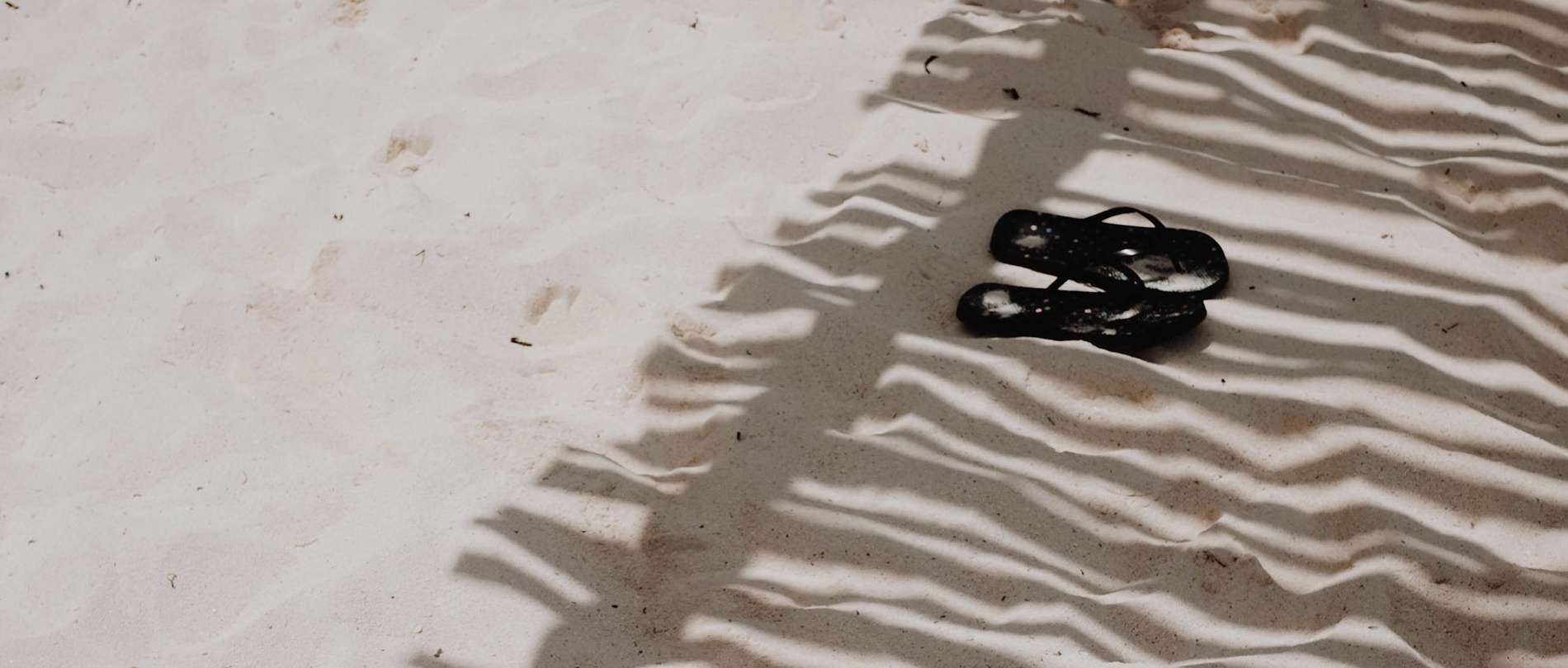 una terraza con sillas y sofás con vistas al océano