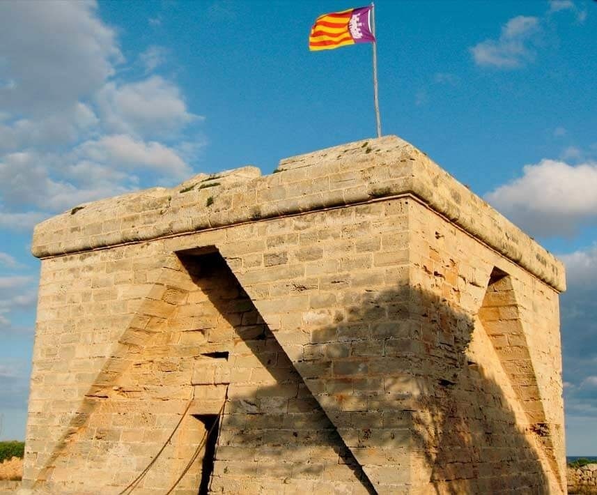 ein weißes Boot sitzt in einem Wasserbecken in einer Höhle