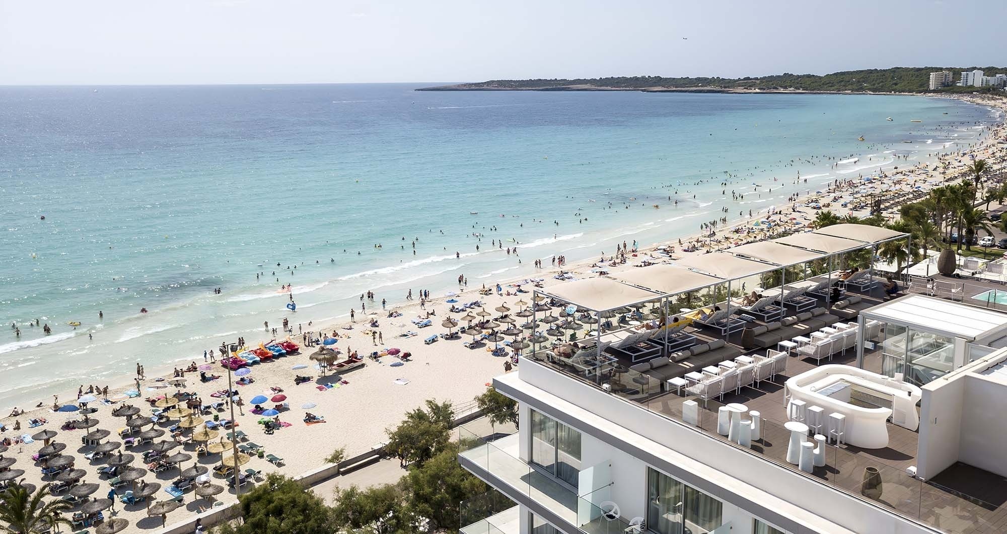 una vista aérea de la playa y el océano desde el techo de un hotel