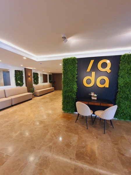 Réception moderne Barracuda avec sièges confortables et plantes vertes.