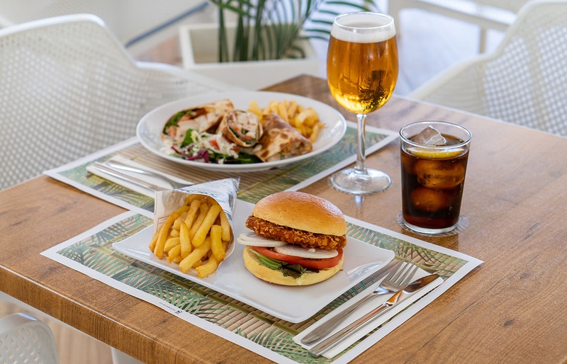 Burger et frites à la Barracuda, avec bière et cola.
