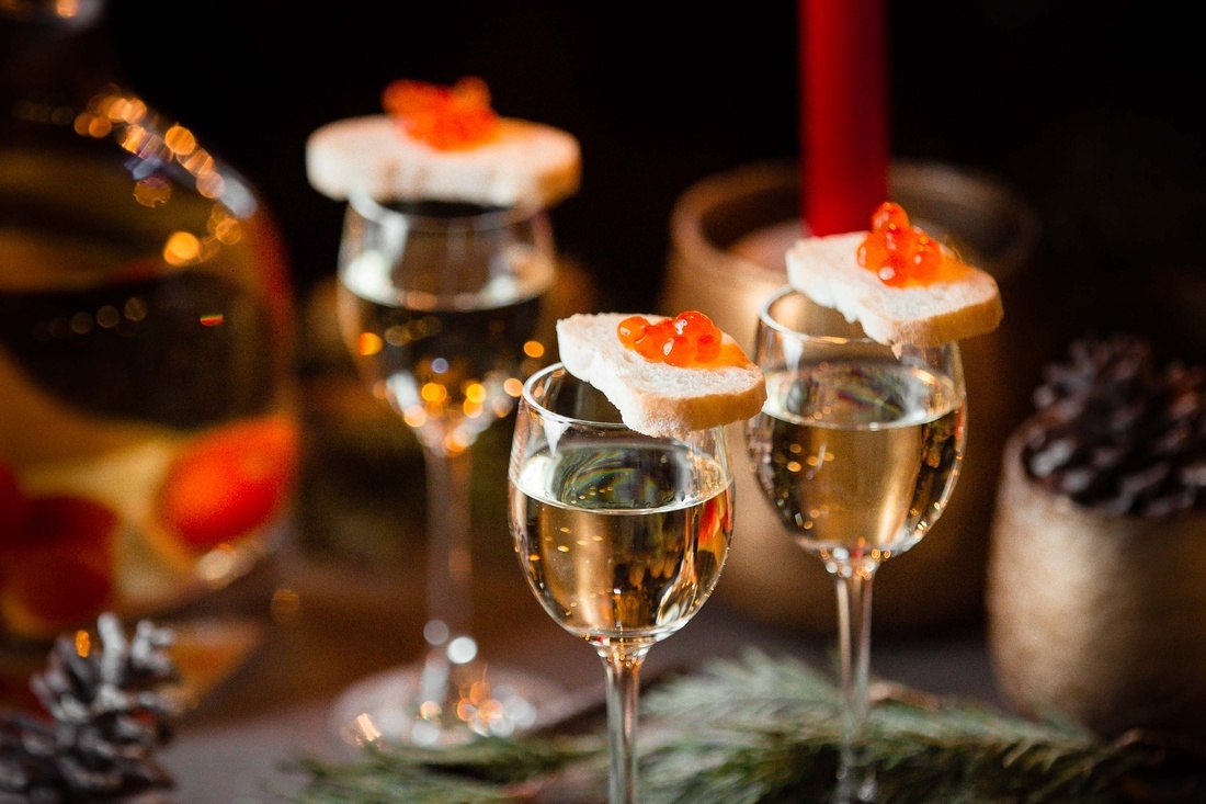 dos copas de champán con tostadas y caviar encima