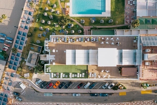 una vista aérea de un edificio y una piscina