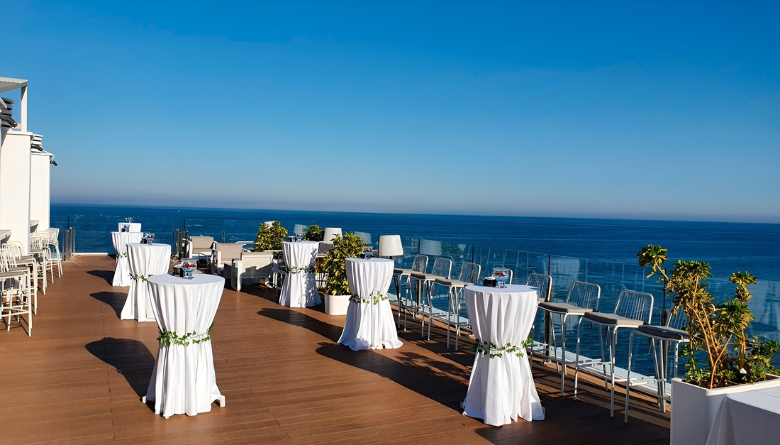 une table avec des assiettes de nourriture et des boissons