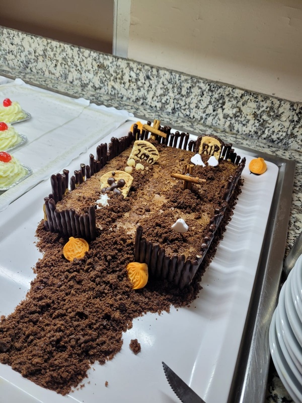Pastel de Halloween Barracuda con tumbas y fantasmas.