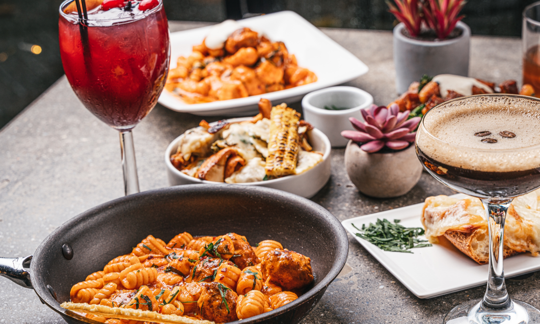 una mesa llena de platos de comida y bebidas