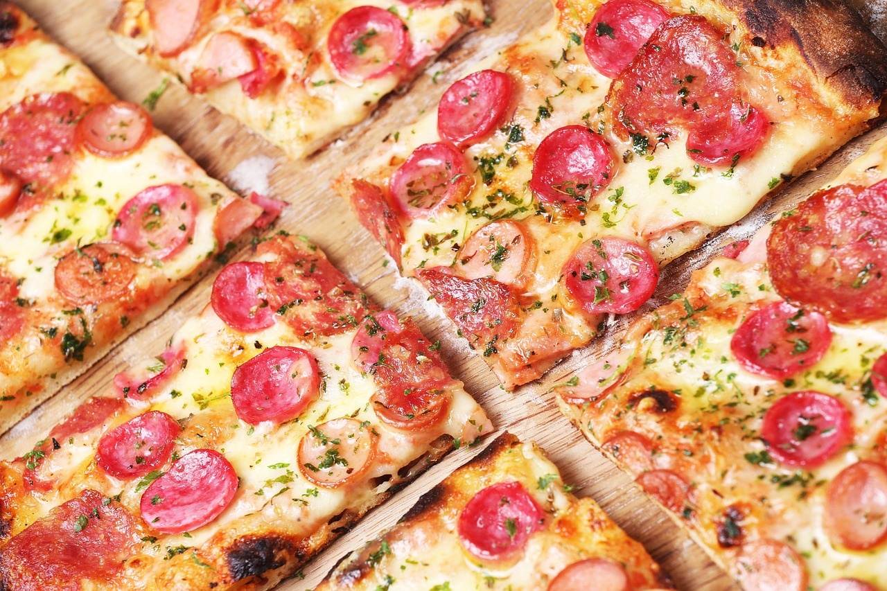 Delicious pizza at Entremares, perfect for sharing.