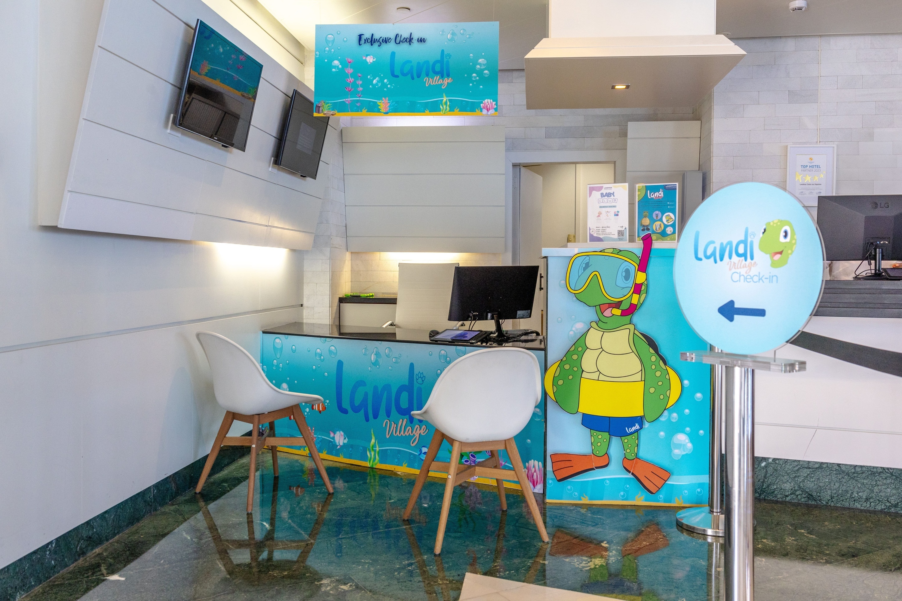 ein Mann hält einen weißen Koffer in der Hand