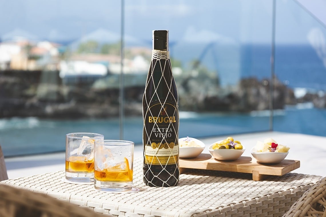 una botella de brugal extra viejo está sobre una mesa