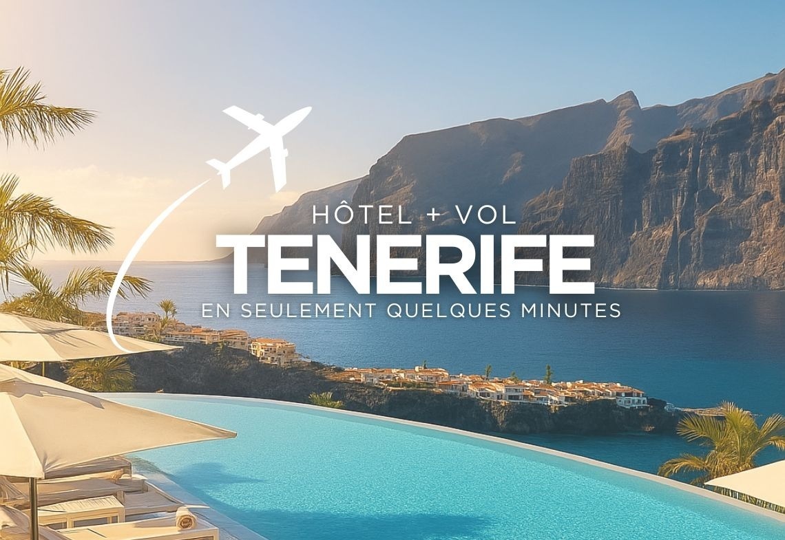 une femme vêtue d' une veste rouge avec des boutons dorés se tient devant un palmier .