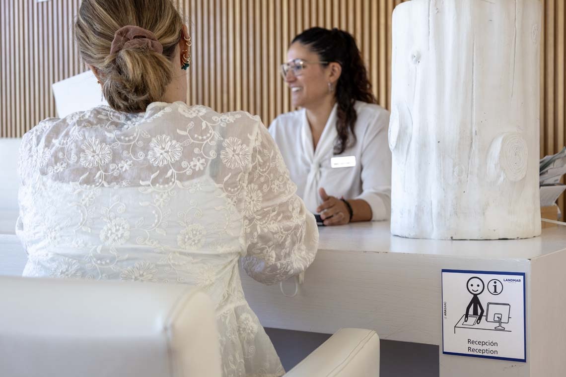 Recepción Landmar: atención profesional y cálida bienvenida.