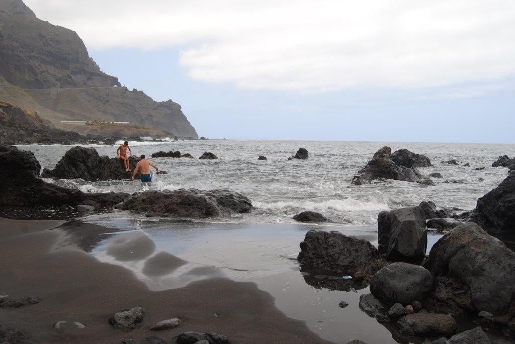 ein Mann steht auf einem Felsen in der Nähe des Ozeans