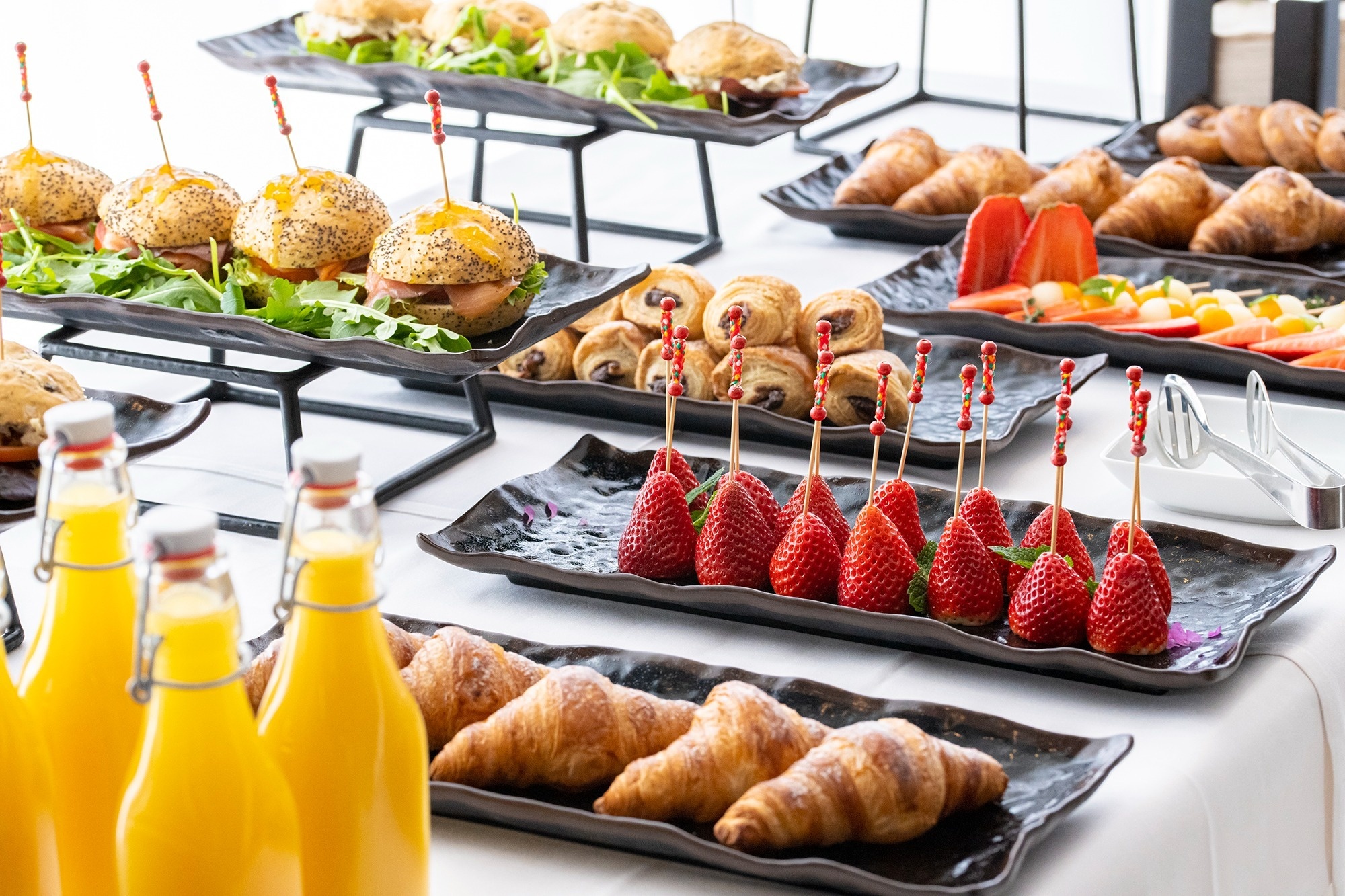 eine Auswahl an Speisen und Getränken auf einem Tisch