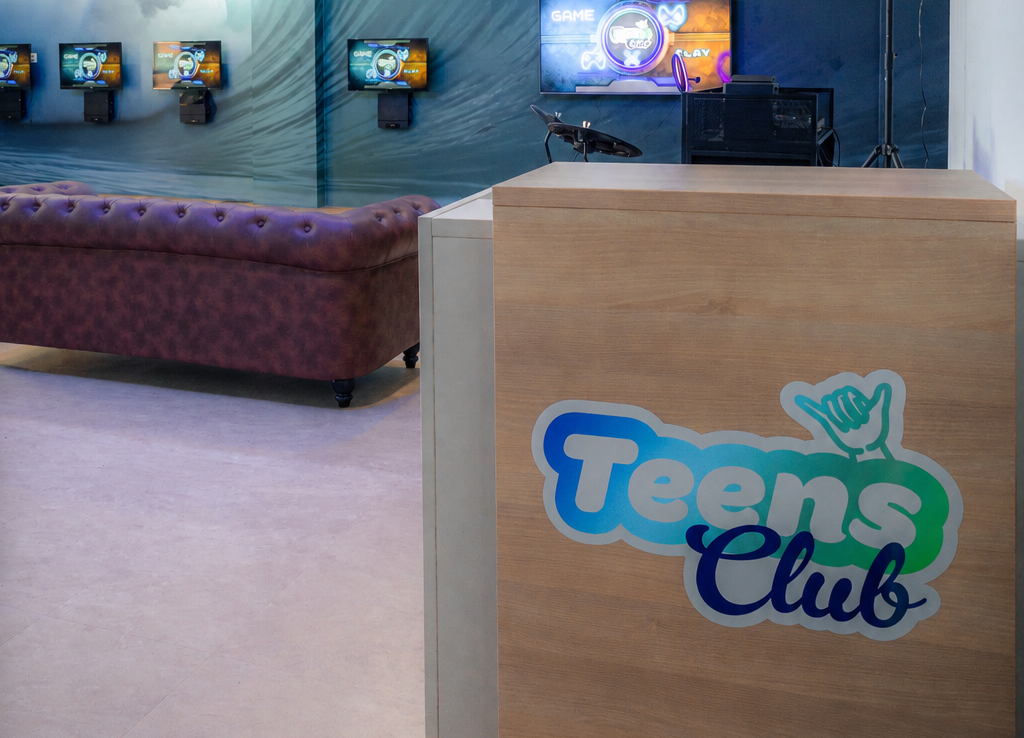 Landmar Hotel Spielzimmer mit Gamer-Stühlen und thematischen Bildschirmen.