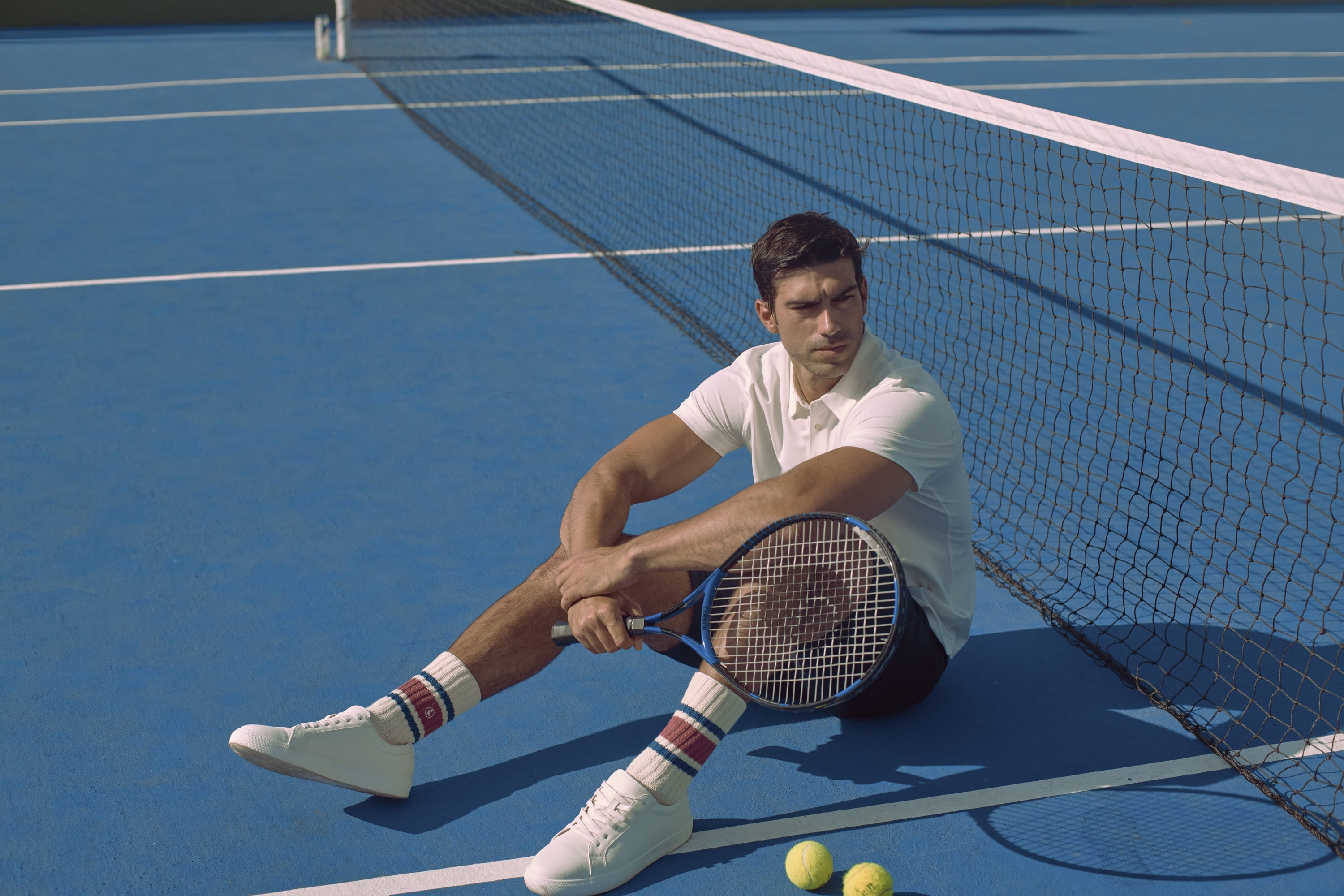 un hombre sostiene un arco y una flecha frente a un objetivo .