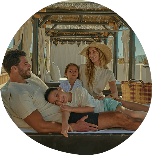 un gazebo avec des chaises longues et un chapeau sur une terrasse avec vue sur l' océan