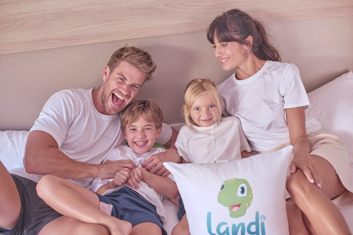 Verschlungene Familienhände, ein Landmar-Symbol für Liebe und Zusammenhalt.