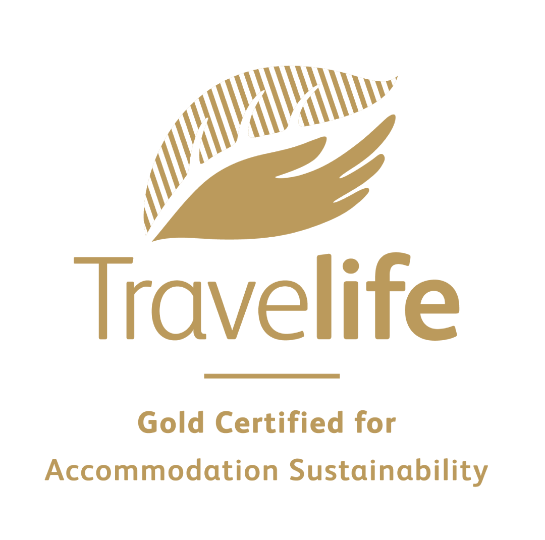 le logo de travelife est certifié en or pour la durabilité de l' hébergement