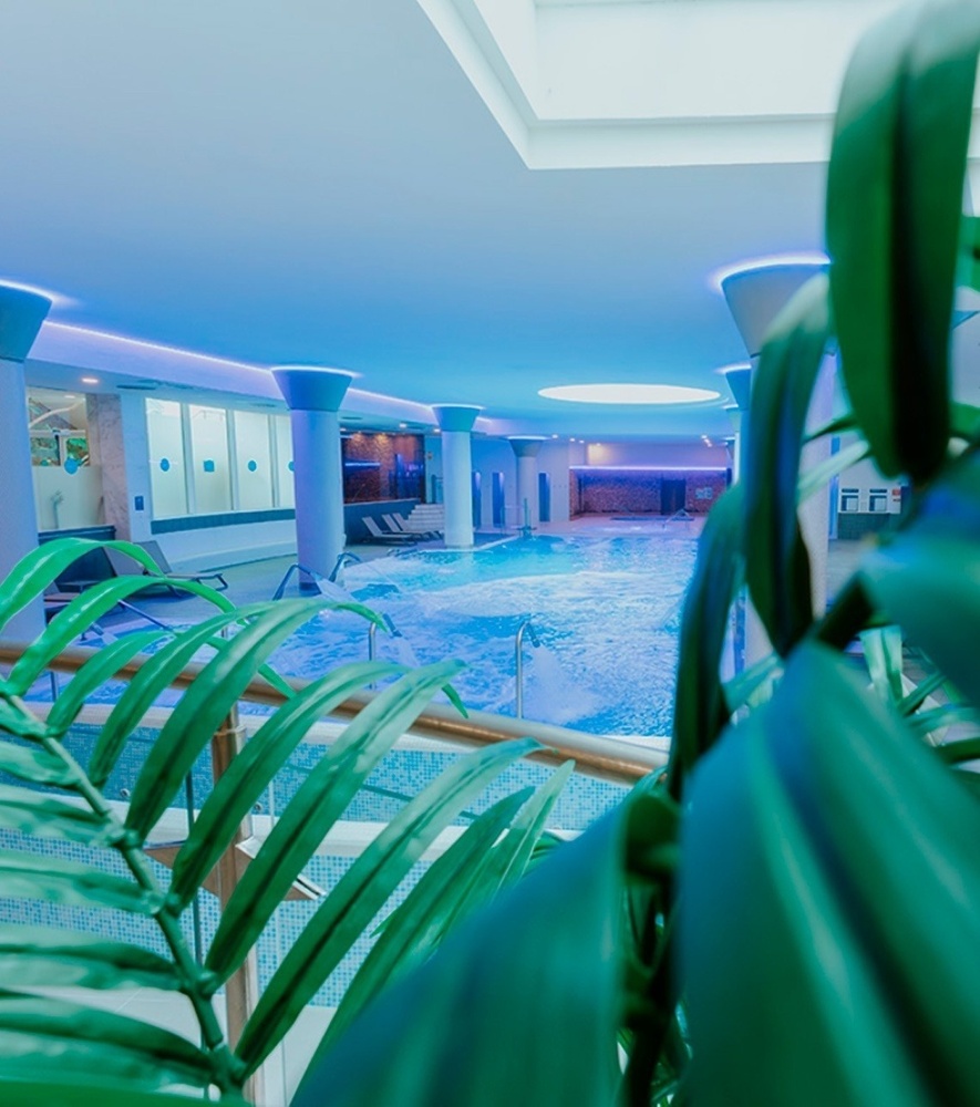 eine Frau in einem weißen Kleid steht in einem Garten