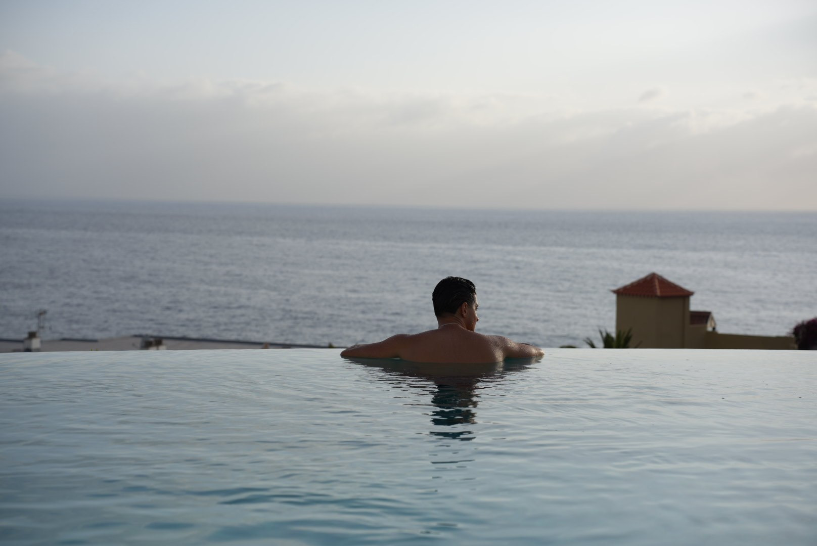 Client à la piscine à débordement de Landmar Playa la Arena face à l'Atlantique