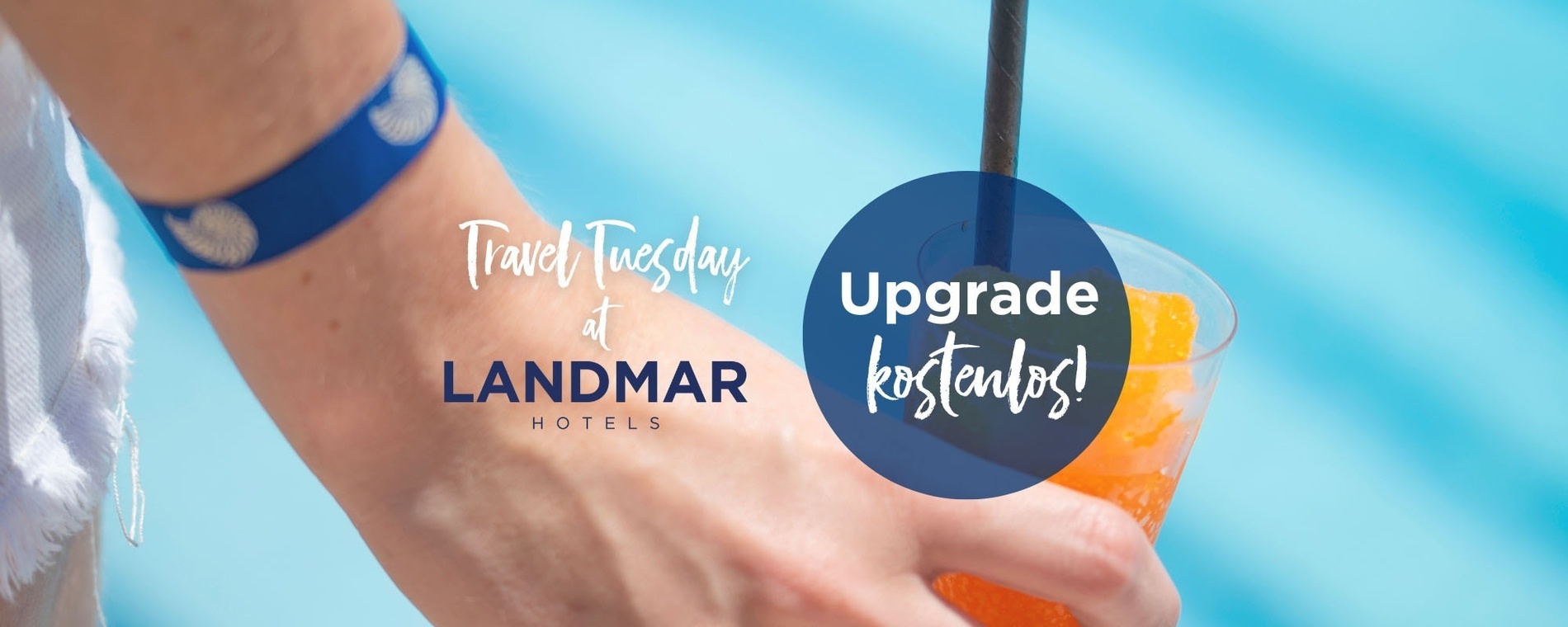 Eine Person hält ein Getränk mit einem Strohhalm in der Hand und sagt " upgrade kostenlos "