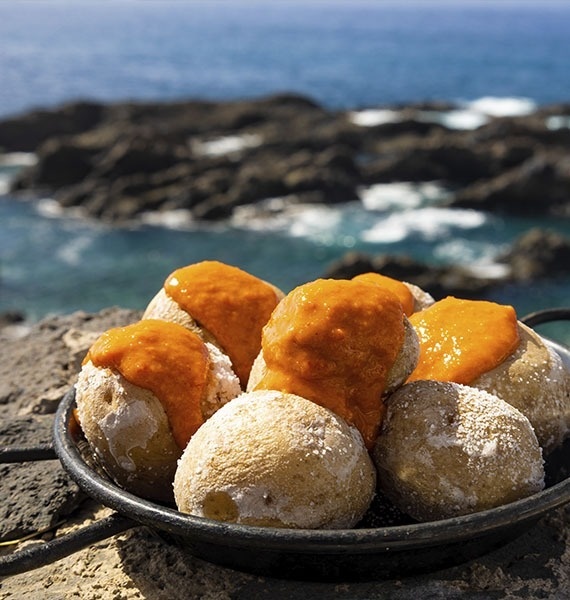 une pagode jaune est entourée d' arbres et de bâtiments