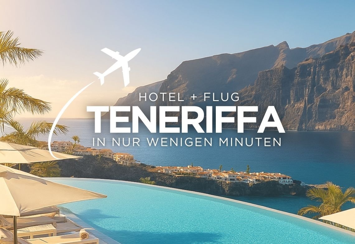 Eine Frau in einem roten Anzug steht vor einer Palme