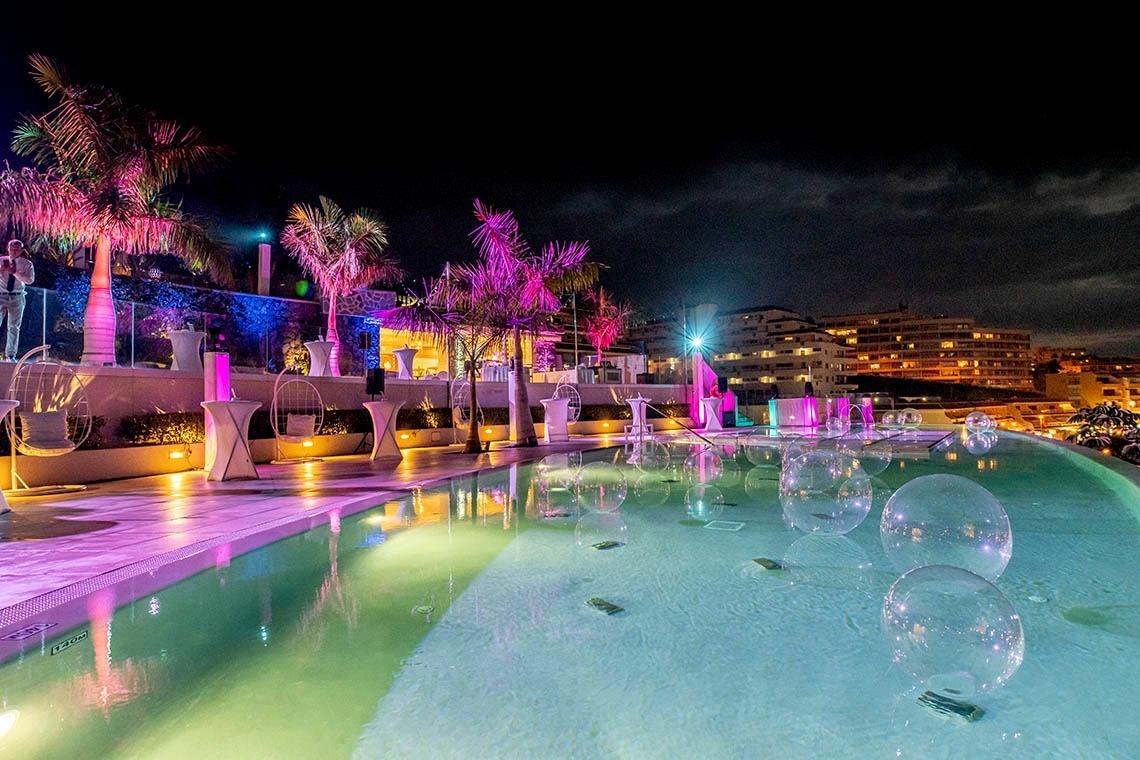 ein riesiger Swimmingpool mit einem Gebäude im Hintergrund