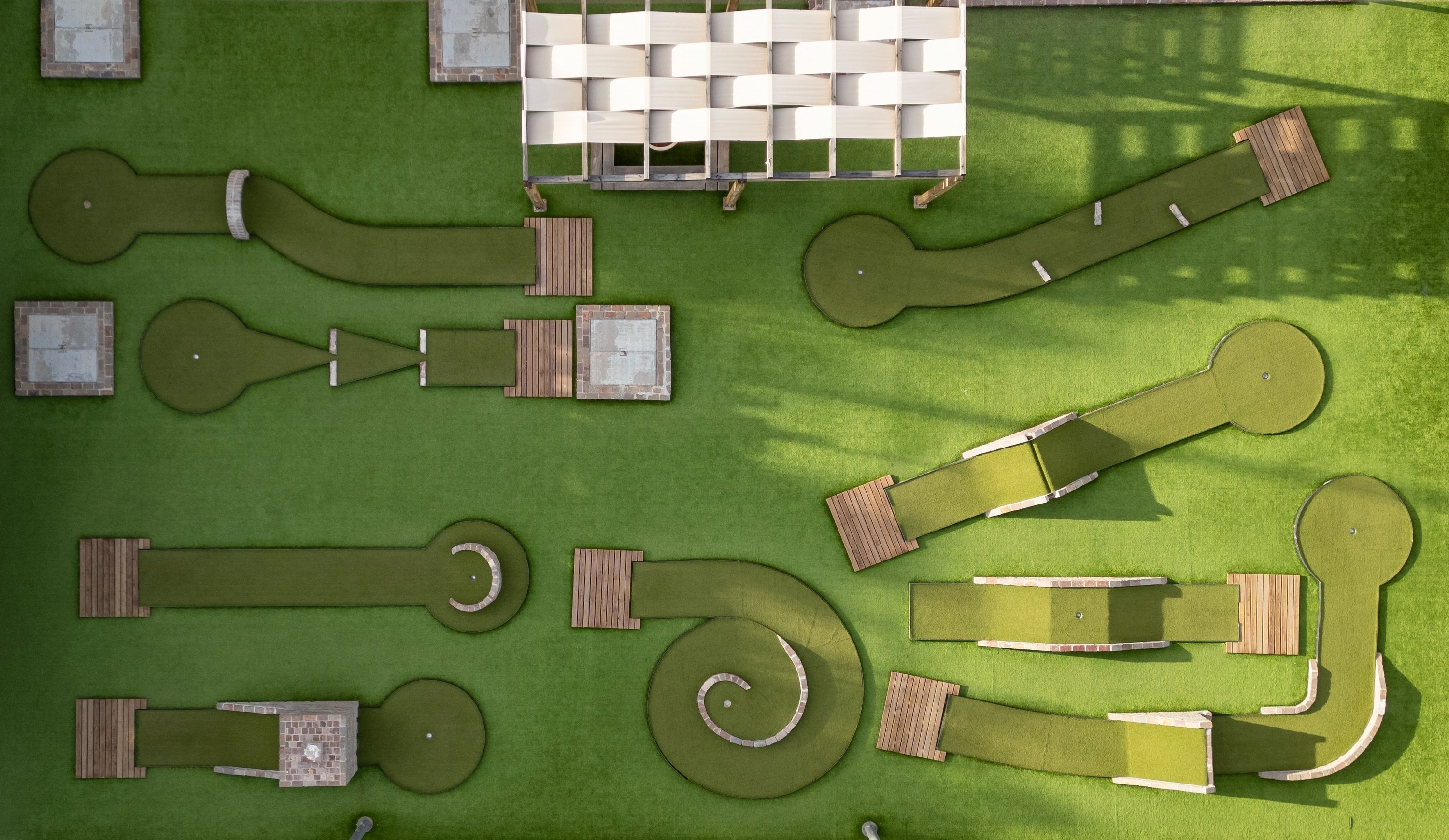 una vista aérea de un campo de minigolf