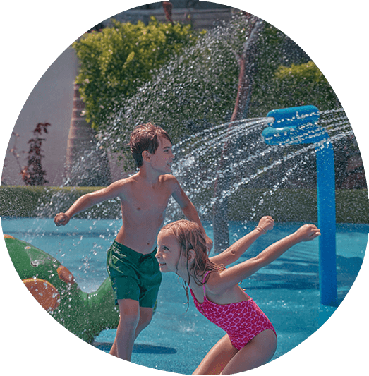un enfant joue dans un parc aquatique avec une tortue et un toboggan .