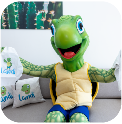 un gazebo avec des chaises longues et un chapeau sur une terrasse avec vue sur l' océan