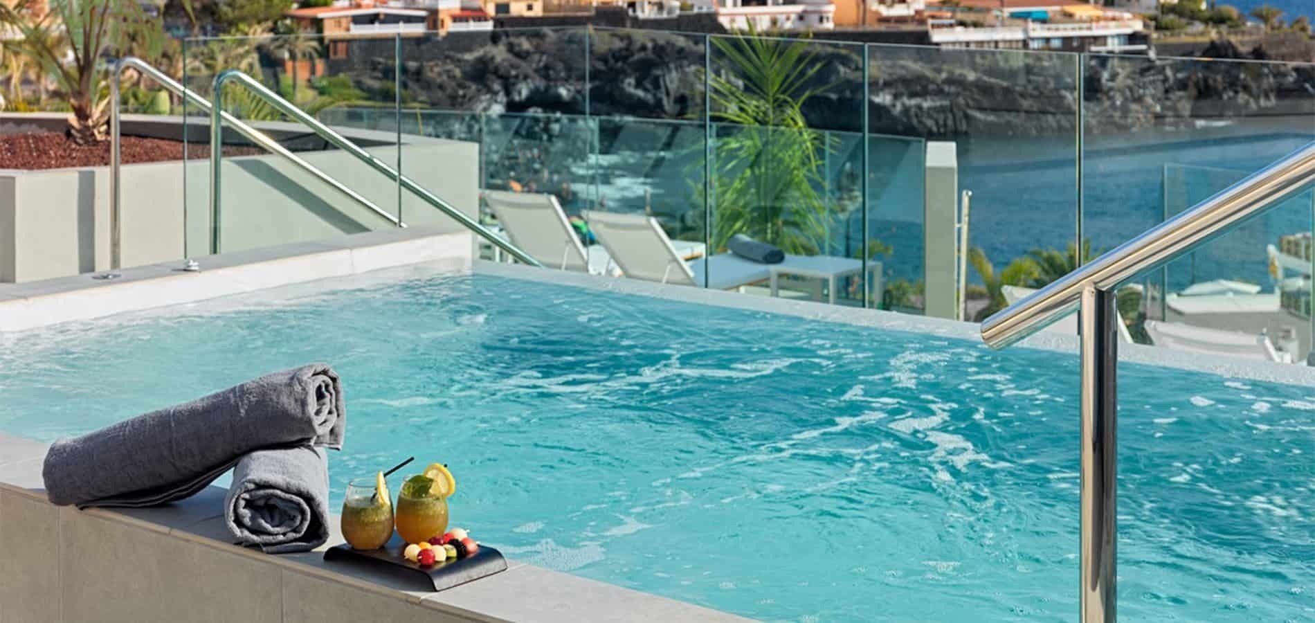 ein schwimmbad mit handtüchern und getränken an der seite