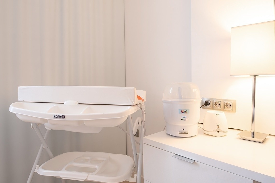 une commode blanche avec cam sur le dessus