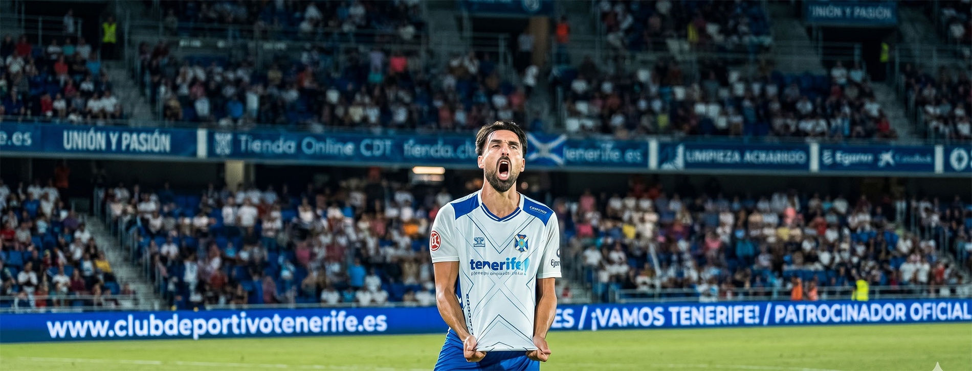 un grupo de personas están sentadas en mesas en un restaurante