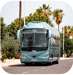 une aire de jeux colorée avec un toboggan rose au milieu