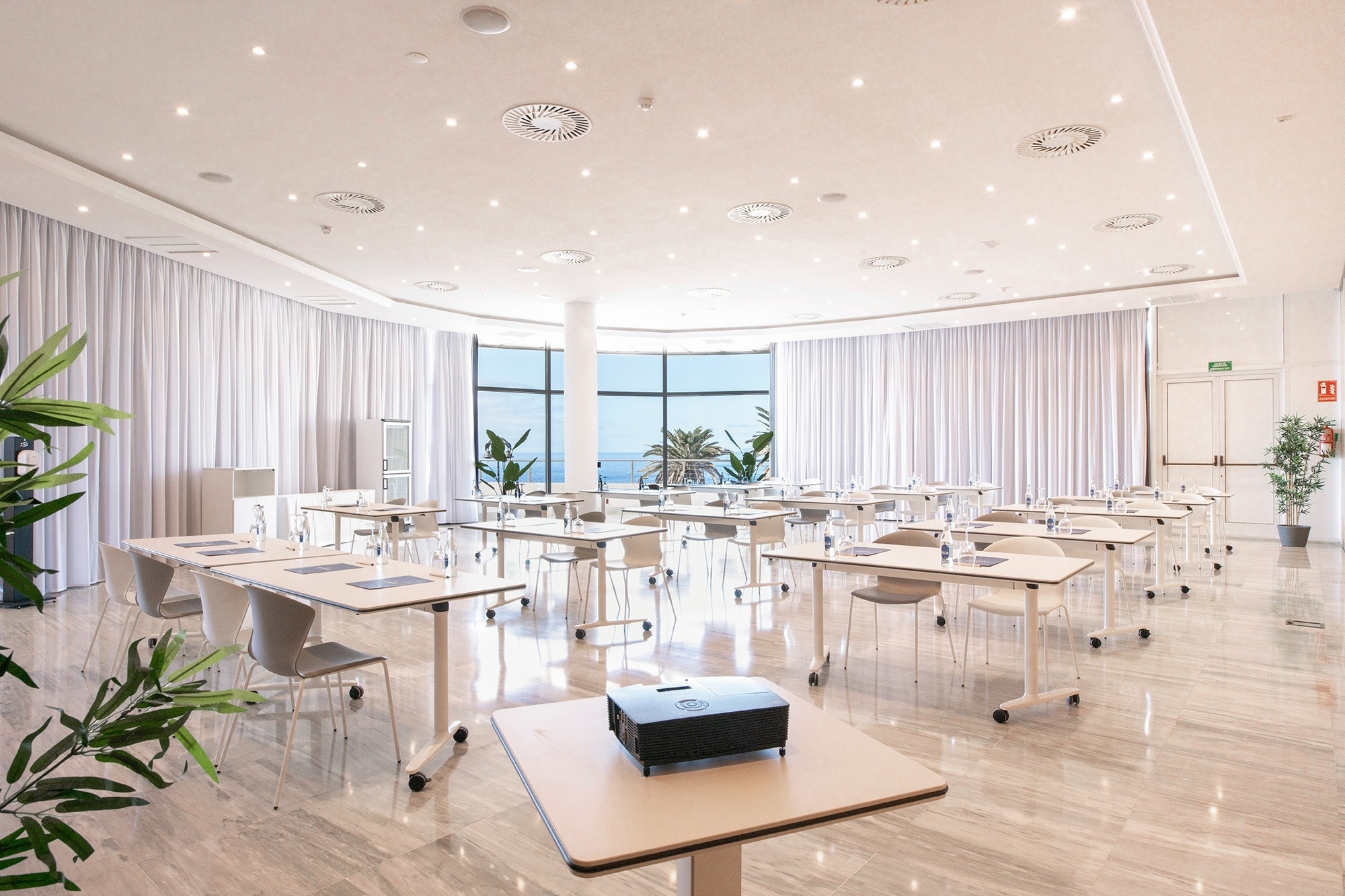 ein großer Raum mit vielen Tischen und Stühlen