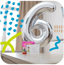 un groupe de jeunes joue au basket sur un terrain