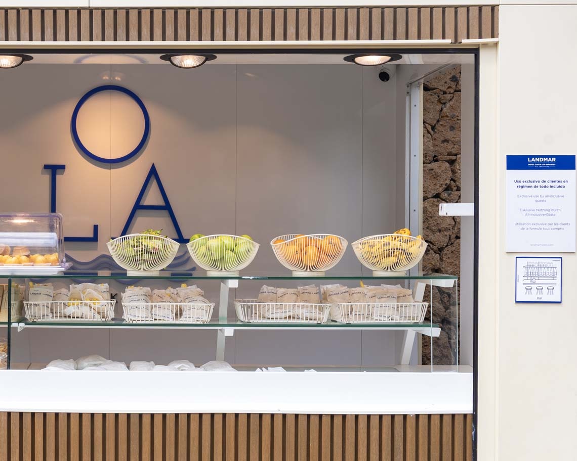 Buffet y cartel de uso exclusivo para clientes todo incluido en Landmar.