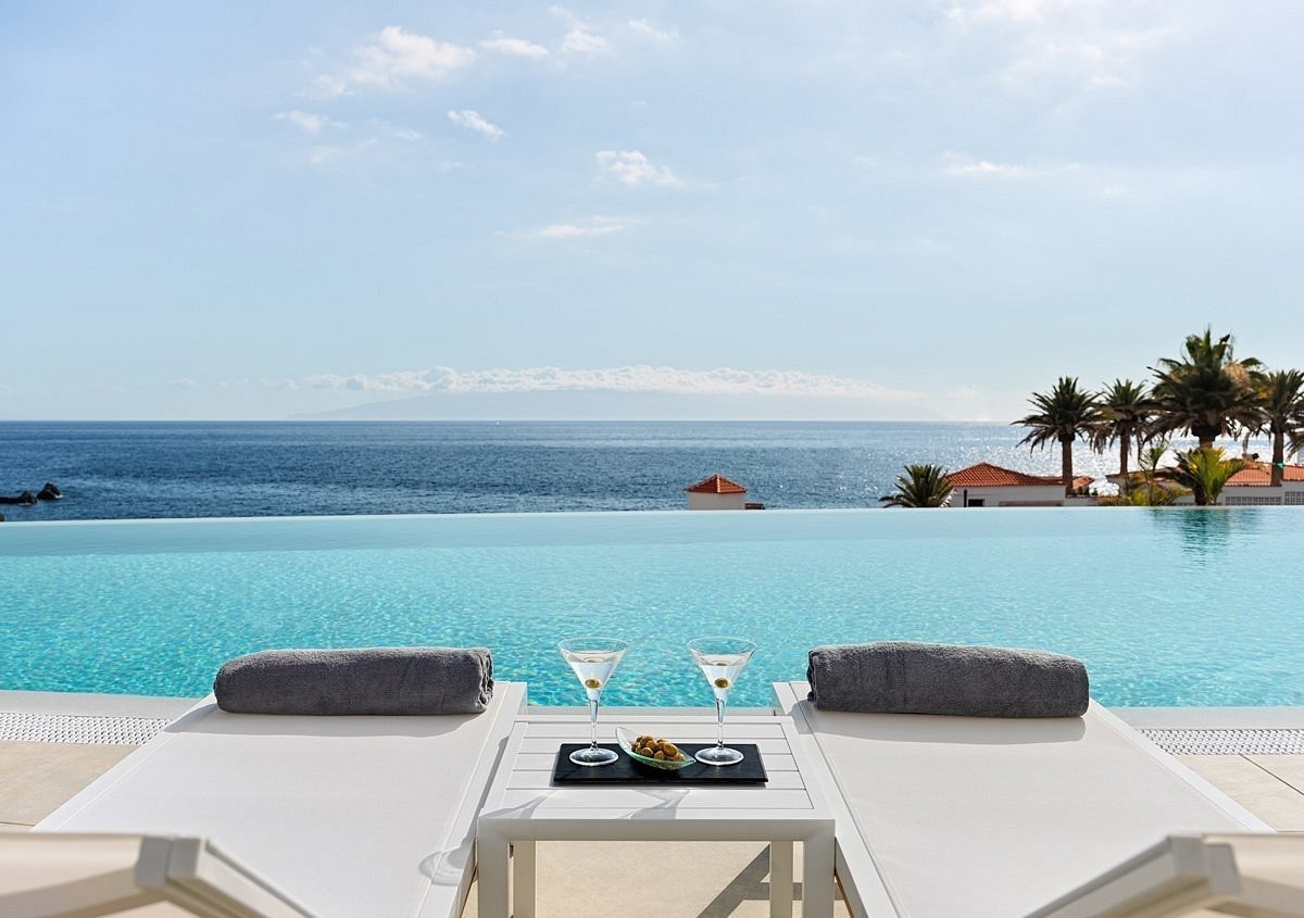 ein Infinity-Pool mit zwei Gläsern auf einem Tisch