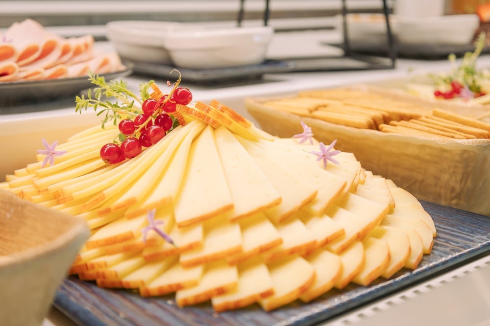 Landmar buffet: Sliced cheese, red currants, and crackers.