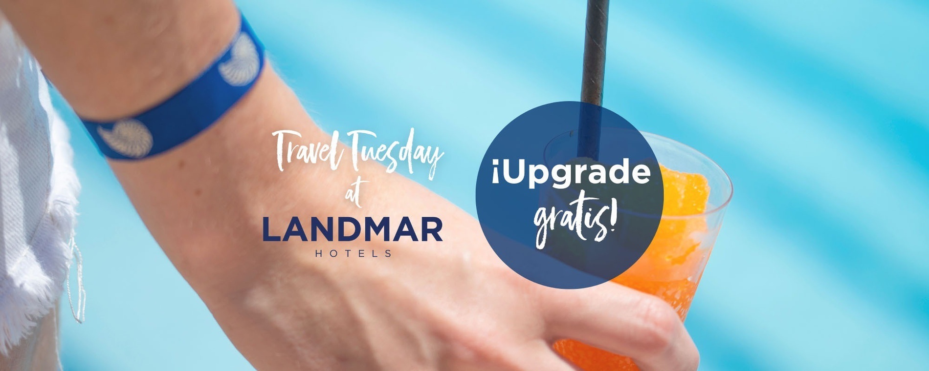 una persona sostiene un vaso de jugo de naranja con una pajita y la palabra landmar en el fondo