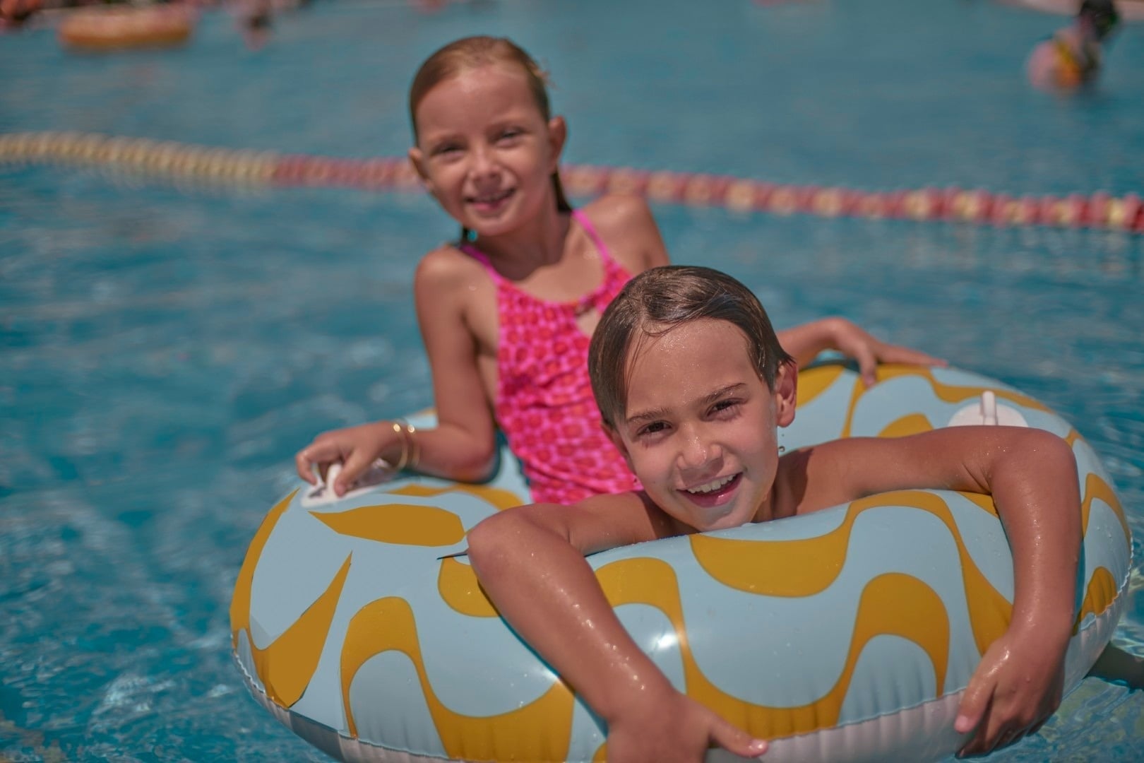 Niños alegres en la piscina, recuerdo de Landmar.