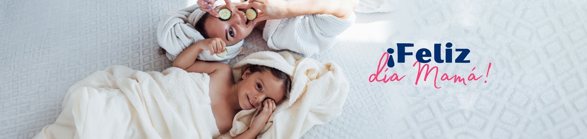 une femme et un enfant allongés avec des serviettes sur leurs têtes