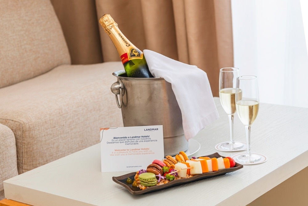 ein Mann und eine Frau in einem Auto schauen auf eine Karte